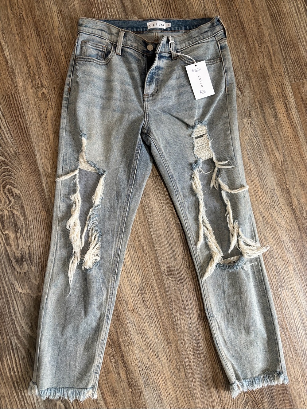 Cello Boyfriend distressed jeans ❤️ NWT